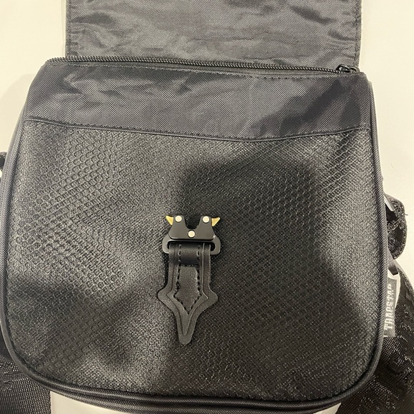 BLACK ON BLACK TRAPSTAR T BAG🔥 - Picture 3 of 7